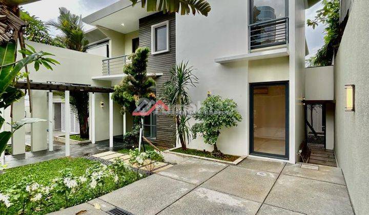 Rumah mewah halaman luas ada kolam renang harga menarik Ampera  1