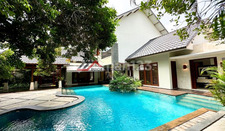 Rumah Tropical Resort Halaman Luas Lingkungan Tenang di Cilandak