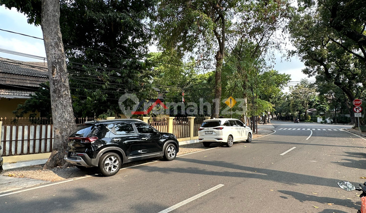 Rumah Lama Cocok Untuk Hunian Atau Investasi Di area Kebayoran Baru Jakarta Selatan