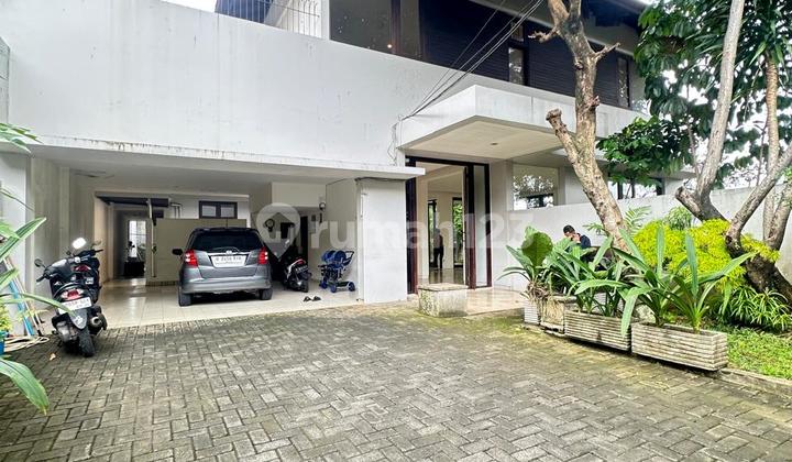Rumah Siap Huni Halaman Luas Ada Private Pool Harga Menarik di Pejaten Barat