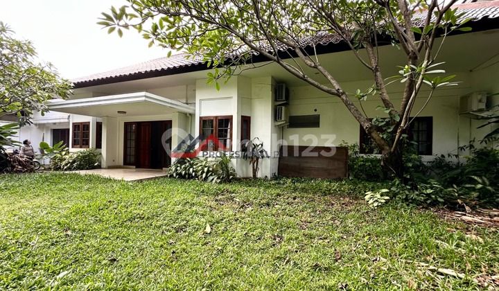 Rumah Mewah Siap Huni Halaman Luas dan Asri