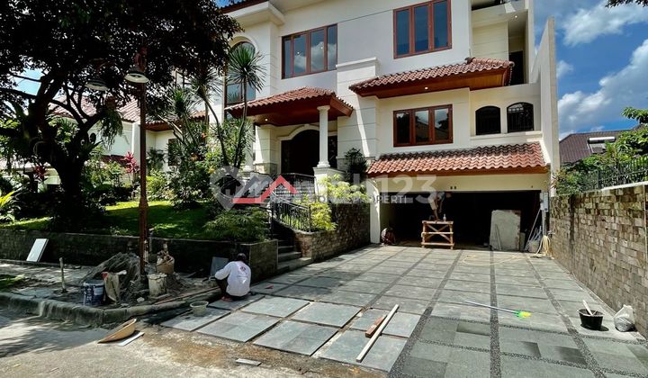 Rumah modern classic dalam komplek premium lebak bulus Jakarta selatan