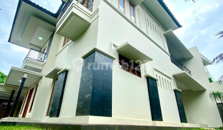 LUX ready-to-occupy house in the premium Senayan Bintaro location