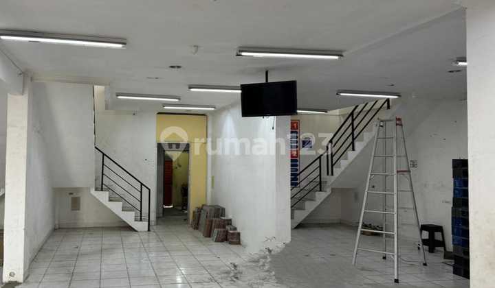 Neat shop-house, ready to use in Raden Fatah. Neat shop-house, ready to use in Raden Fatah.