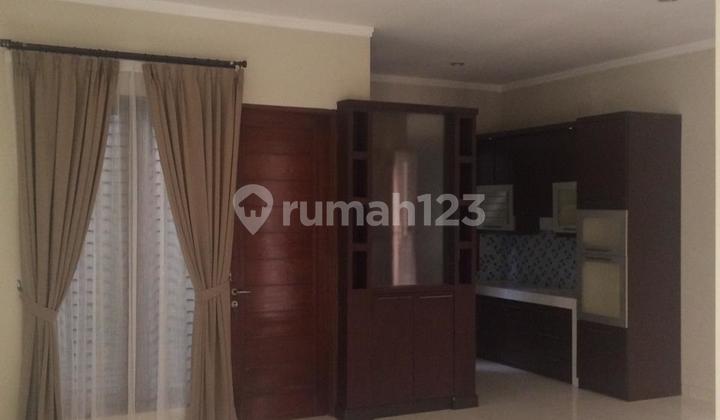 Rumah Asri dengan Halaman yang Luas di Emerald Bintaro Rumah Asri dengan Halaman yang Luas di Emerald Bintaro