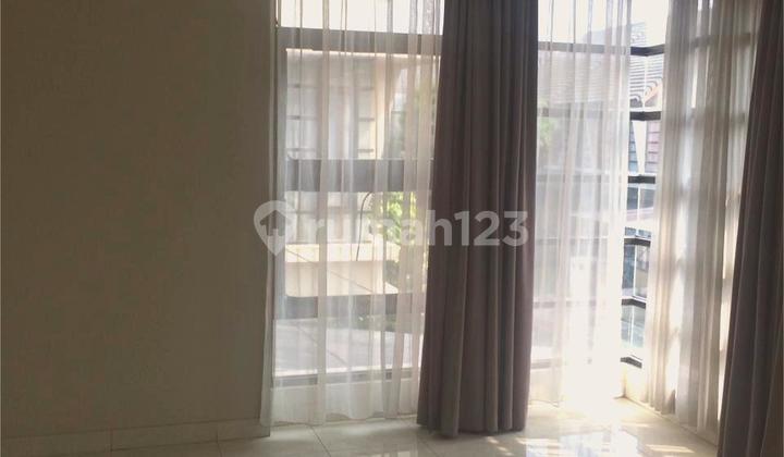 Rumah Asri dengan Halaman yang Luas di Emerald Bintaro 2