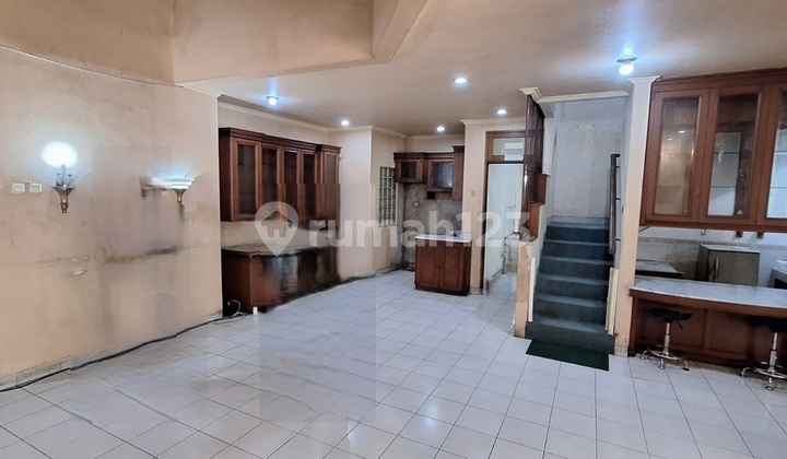 Rumah Cocok untuk Usaha di Pinggir Jalan Raya di Menteng Bintaro Rumah Cocok untuk Usaha di Pinggir Jalan Raya di Menteng Bintaro