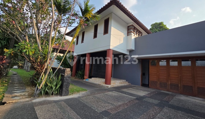 Rumah Mewah dengan lingkungan yang asri di Bintaro Jaya
