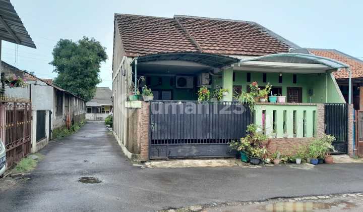 Ready-to-occupy house in a secure environment in Pondok Ranji. 2