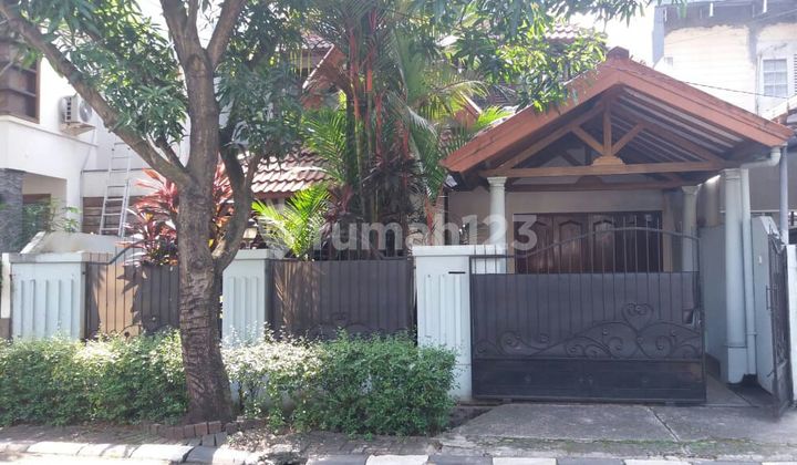 Rumah bagus terawat,siap huni dekat Stasiun KA Pd Ranji,lokasi strategis di sektor 3 Bintaro Jaya. Rumah bagus terawat,siap huni dekat Stasiun KA Pd Ranji,lokasi strategis di sektor 3 Bintaro Jaya.
