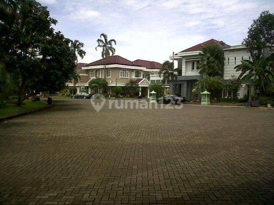 Rumah bagus, Asri, halaman luas dalam Cluster di Pondok Ranji 2