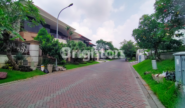 Rumah Bagus Semi Furnish Di GRAHA FAMILI Surabaya, ROW Jalan Lebar 3 Mobil, Dekat Pakuwon Mall 2