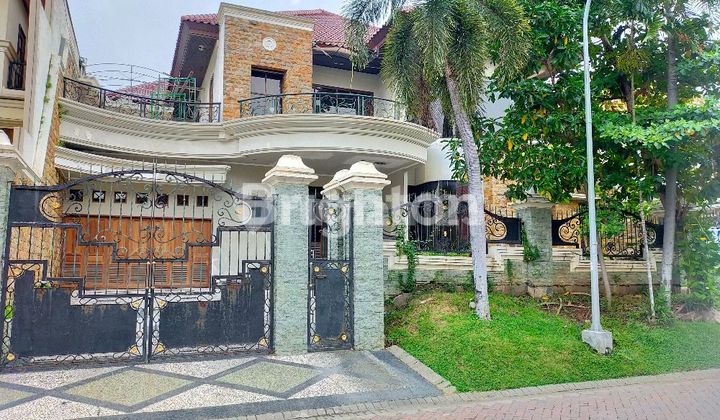 Rumah Bagus Semi Furnish Di GRAHA FAMILI Surabaya, ROW Jalan Lebar 3 Mobil, Dekat Pakuwon Mall 1