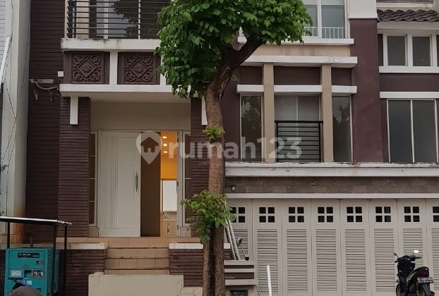 For rent: Beautiful Kapuk beach house, 300m2, nice, very comfortable, rent 350 million per year.