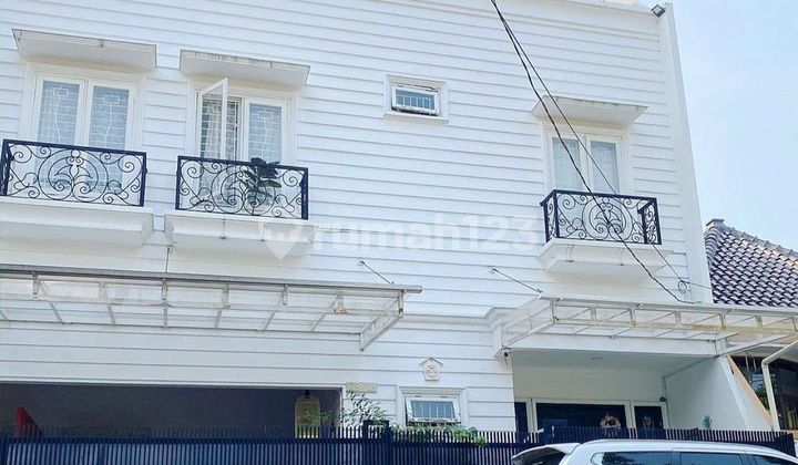 Rumah Modern Clasic 3Lantai Saja Dekat Akses Tol Diarea Bintaro 