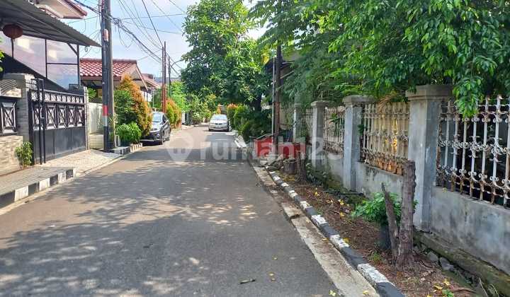 Old House in Rawamangun Area with Access to Inner City Toll Road-Airport 2