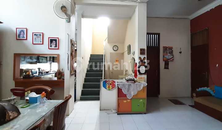 Two-story house, nice, neat, and tidy in the Forest Edge. 2