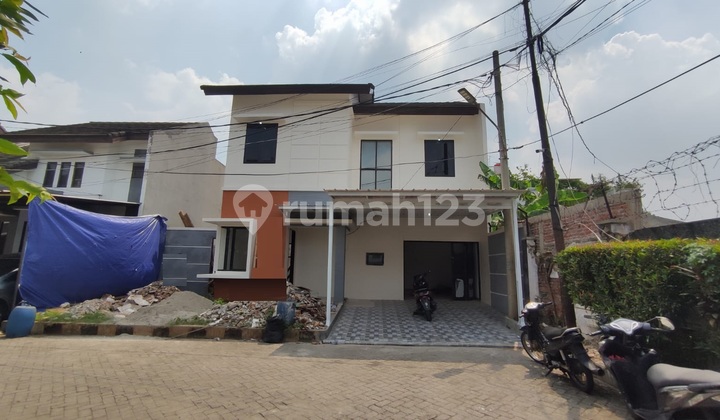 Rumah 2 Lantai, Bagus Siap Huni Dekat St. Pondok Ranji,. Rumah 2 Lantai, Bagus Siap Huni Dekat St. Pondok Ranji,.