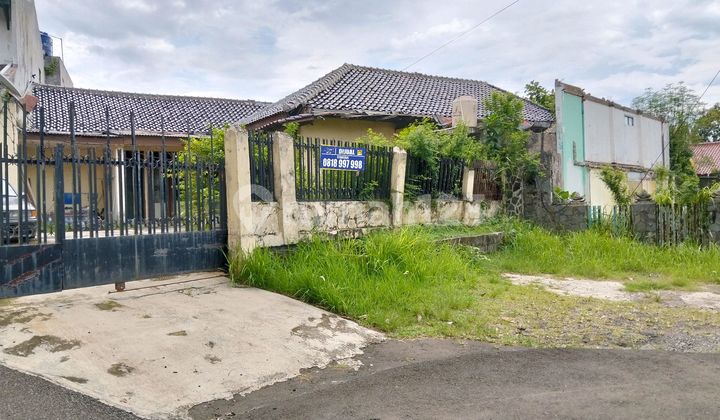 Affordable House in Pesanggrahan, South Jakarta, Close to Parks and Large Land