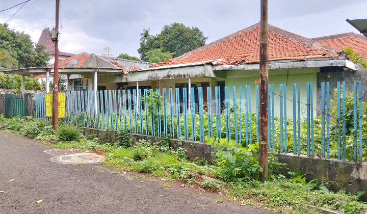 House in Pesanggrahan, South Jakarta, facing a spacious park, large land area. 2
