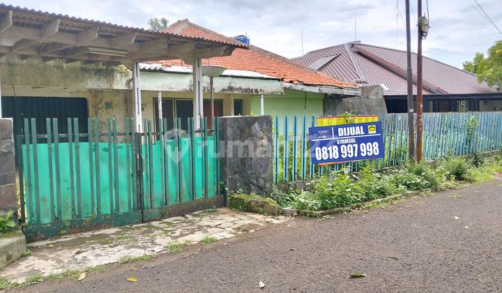 House in Pesanggrahan, South Jakarta, facing a spacious park, large land area.