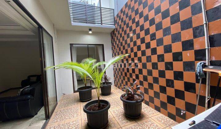 Rumah 2 Lantai Bagus Semi Furnished di Cikini, Tangerang Selatan 1
