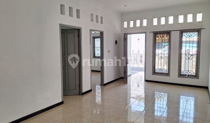 Rumah bisa Buat Kantor, Depan Taman di Tebet - Jakarta Selatan