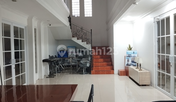 Rumah Siap Huni, Jalan Komplek Besar 2 Mobil, Parkir 6-8 Mobil, Taman, Terawat, Lingkungan Tenang... Rumah Bagus SHM di Pejaten