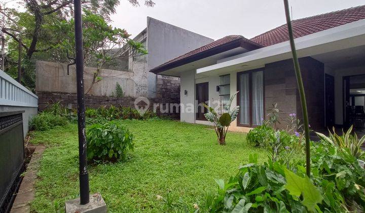 Rumah 1 lantai di Jalan permata hijau, lingkungannya tenang, aman, nyaman, rumah nya segar, open space, terang, ada taman di belakang dan depan rumah, 4 kamar tidur, harga $2500/bulan. Bagus Rumah 1