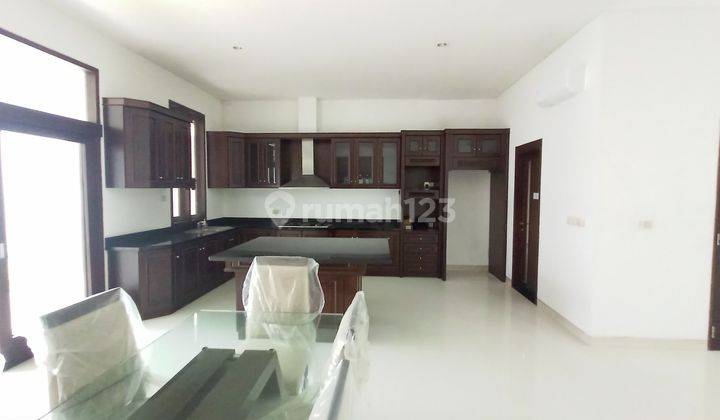 Rumah 1 lantai di Jalan permata hijau, lingkungannya tenang, aman, nyaman, rumah nya segar, open space, terang, ada taman di belakang dan depan rumah, 4 kamar tidur, harga $2500/bulan. Bagus Rumah 3