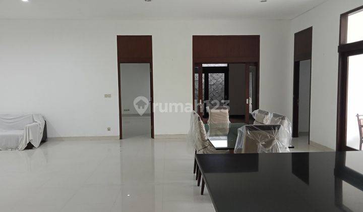 Rumah 1 lantai di Jalan permata hijau, lingkungannya tenang, aman, nyaman, rumah nya segar, open space, terang, ada taman di belakang dan depan rumah, 4 kamar tidur, harga $2500/bulan. Bagus Rumah 5