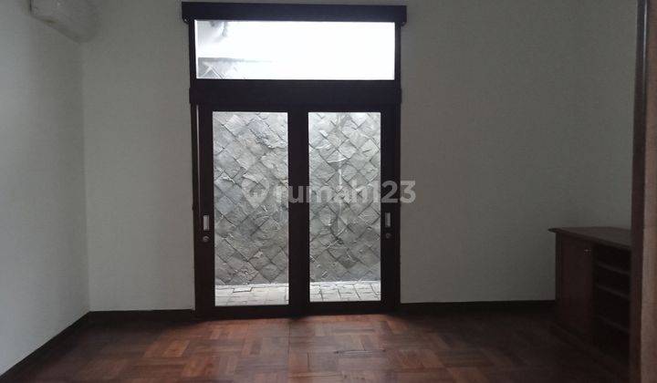 Rumah 1 lantai di Jalan permata hijau, lingkungannya tenang, aman, nyaman, rumah nya segar, open space, terang, ada taman di belakang dan depan rumah, 4 kamar tidur, harga $2500/bulan. Bagus Rumah 8