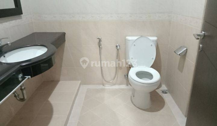 Rumah 1 lantai di Jalan permata hijau, lingkungannya tenang, aman, nyaman, rumah nya segar, open space, terang, ada taman di belakang dan depan rumah, 4 kamar tidur, harga $2500/bulan. Bagus Rumah 9