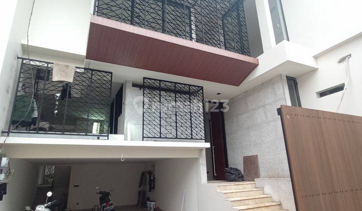 Rumah baru, Modern design, 5 Kamar tidur, semi basement, garasi 2 mobil, one gate system, SHM, harga 9 milyar, cash or KPR 1