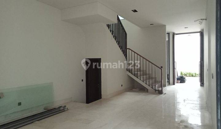 Rumah baru, Modern design, 5 Kamar tidur, semi basement, garasi 2 mobil, one gate system, SHM, harga 9 milyar, cash or KPR 2