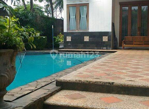 Rumah mewah di komplek perumahan, dekat Serenia Hill, +- 4 km dari Lebak Bulus Jaksel, rumah siap huni, ada taman dan swimming pool, hrg 12 milyar nego.  1