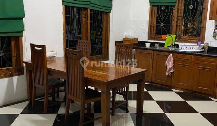 Rumah mewah di komplek perumahan, dekat Serenia Hill, +- 4 km dari Lebak Bulus Jaksel, rumah siap huni, ada taman dan swimming pool, hrg 12 milyar nego.  3