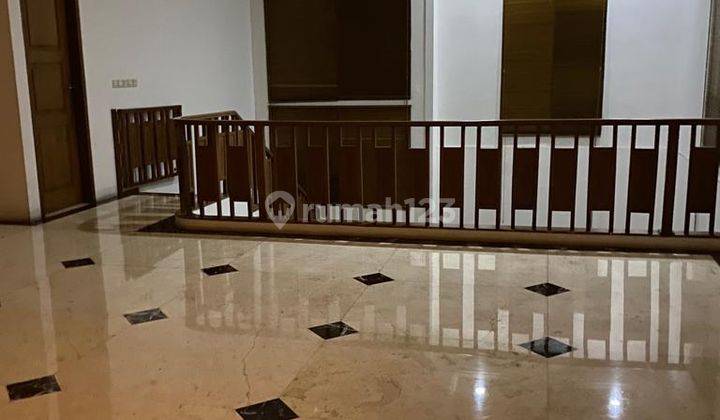 Rumah mewah di komplek perumahan, dekat Serenia Hill, +- 4 km dari Lebak Bulus Jaksel, rumah siap huni, ada taman dan swimming pool, hrg 12 milyar nego.  6