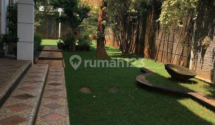 Rumah mewah di komplek perumahan, dekat Serenia Hill, +- 4 km dari Lebak Bulus Jaksel, rumah siap huni, ada taman dan swimming pool, hrg 12 milyar nego.  10