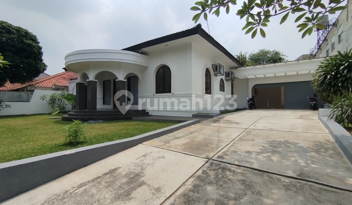 Renovated Colonial-style Home In Kemang Dalam, Featuring Bright White Exterior, Clean Surroundings, And A Swimming Pool, Just Near Hero Supermarket.