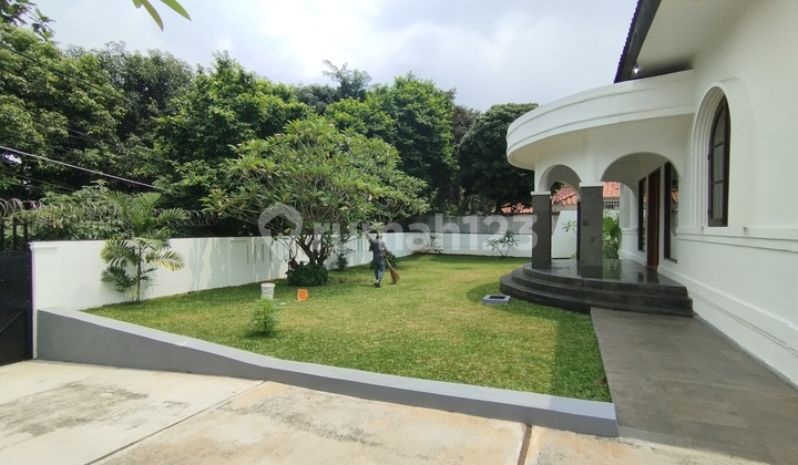 Renovated Colonial-style Home In Kemang Dalam, Featuring Bright White Exterior, Clean Surroundings, And A Swimming Pool, Just Near Hero Supermarket. 2