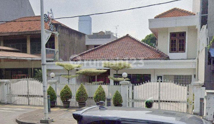 Jalan Suryo Terusan Senopati Kebayoran Baru, Pinggir Jalan Raya