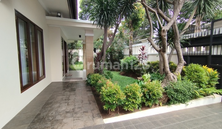 Kemang's Modern Tropical House gleams with cleanliness and brightness, owing to its ideal lighting and gentle interior tones, complete with a swimming pool and conveniently situated near Hero. 2