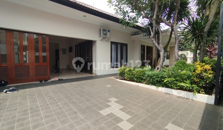 Kemang's Modern Tropical House gleams with cleanliness and brightness, owing to its ideal lighting and gentle interior tones, complete with a swimming pool and conveniently situated near Hero.