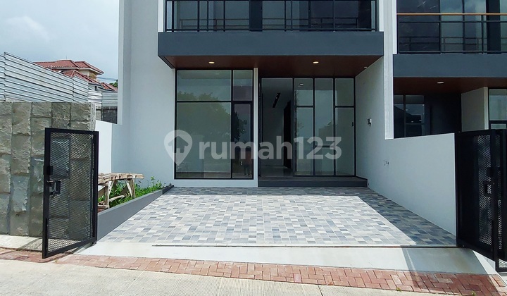 New Luxury House Ready to Occupy South-Facing in Setraduta Bandung New Luxury House Ready to Occupy South-Facing in Setraduta Bandung