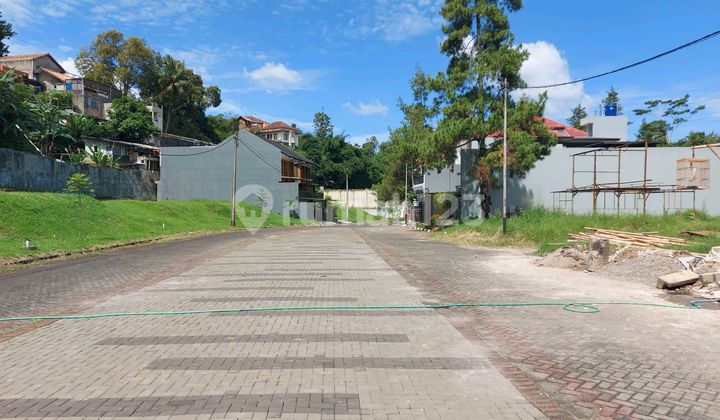 Modern New House with Spacious Yard in Sayap Setiabudi, North Bandung 2