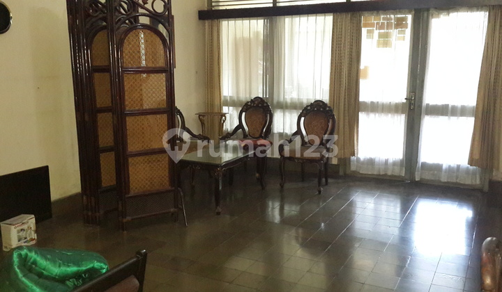 Rumah Lama di Jalan Utama Setiabudi Strategis Dekat Hotel Mercure