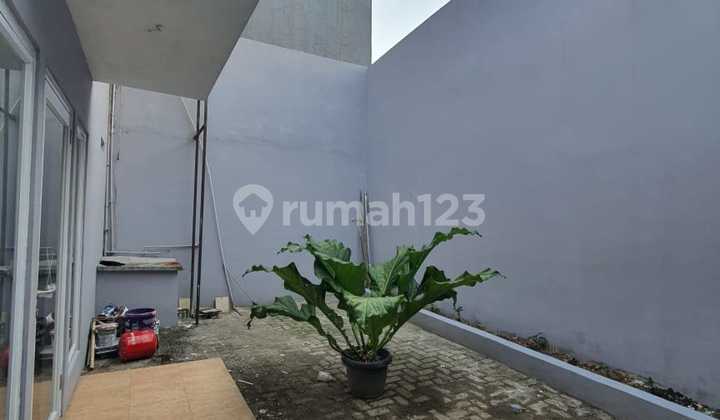 Ruko 150 m 2 lantai bagus Cinere, strategis! 2