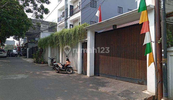 Dijual Rumah Dengan Kolam Renang Pribadi di Cipete, Harga Nego  1