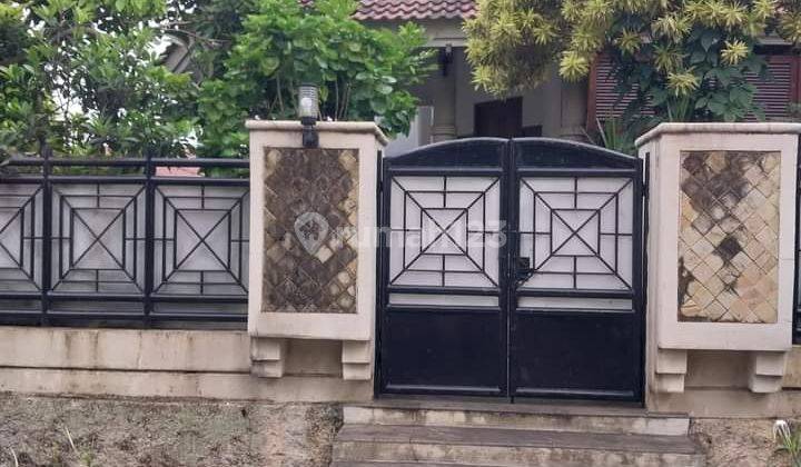 Dijual Rumah Dengan Kolam Renang Pribadi, di Bintaro 2